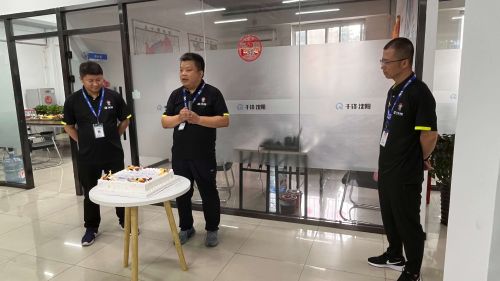 張校，馮校，闞校，三位校長(zhǎng)切沈陽校區(qū)三周年蛋糕